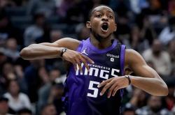 开云体育APP下载-快船险胜奇才，福克斯完成帽子戏法