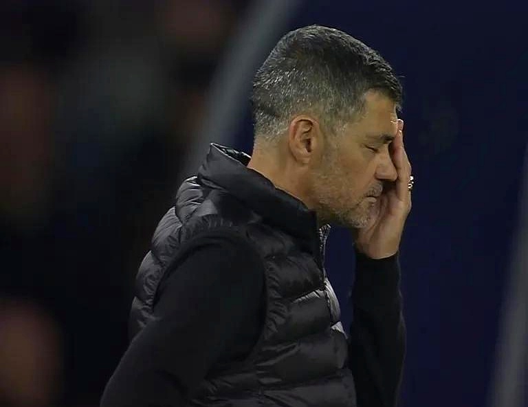 AC米兰鏖战那不勒斯，德容高光表现的简单介绍