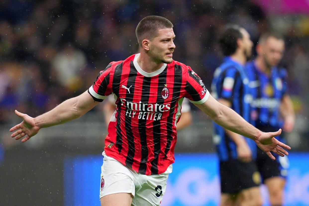 AC米兰鏖战那不勒斯，德容高光表现的简单介绍