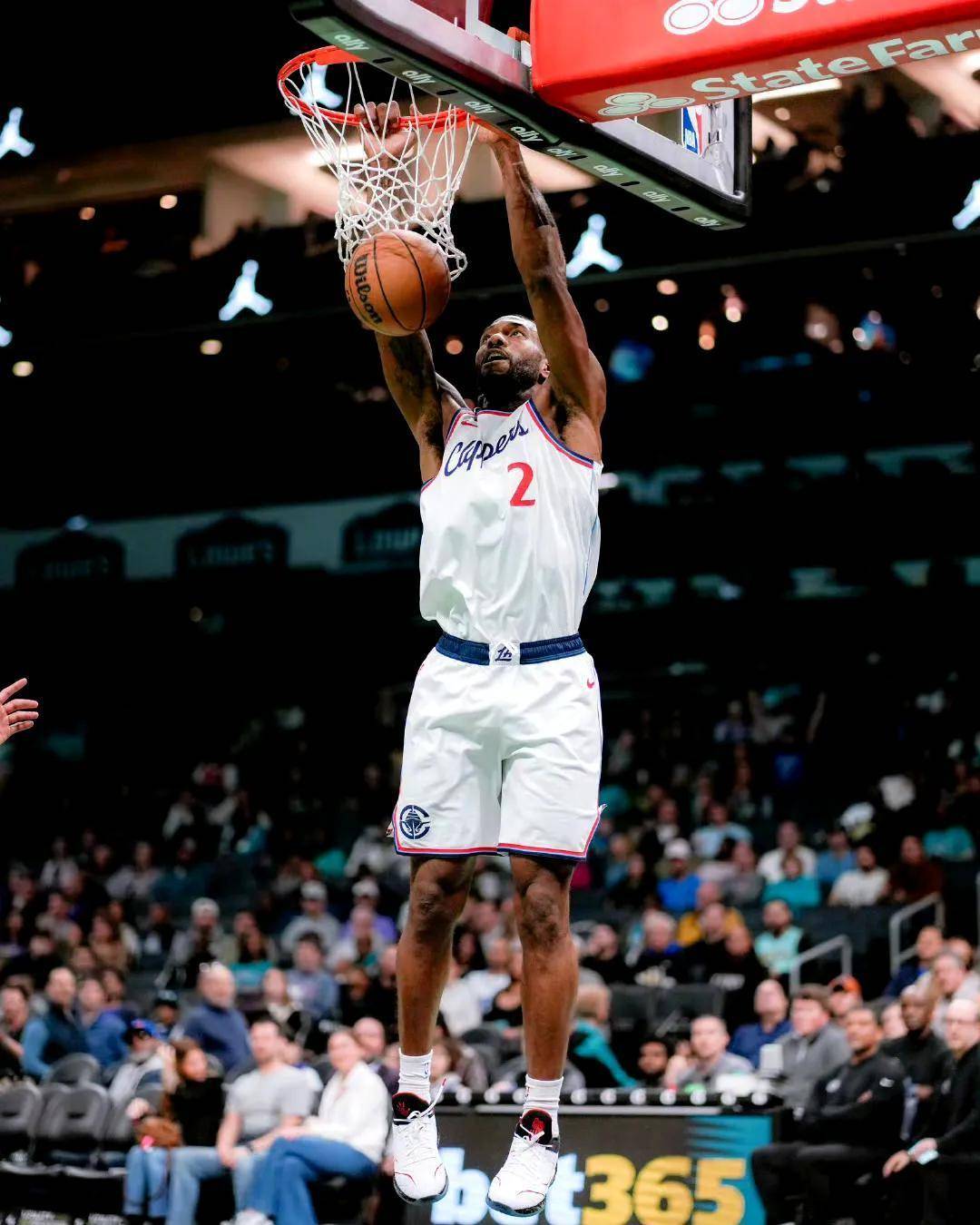 包含巴西男篮鏖战勇士B队，伦纳德爆发神勇的词条