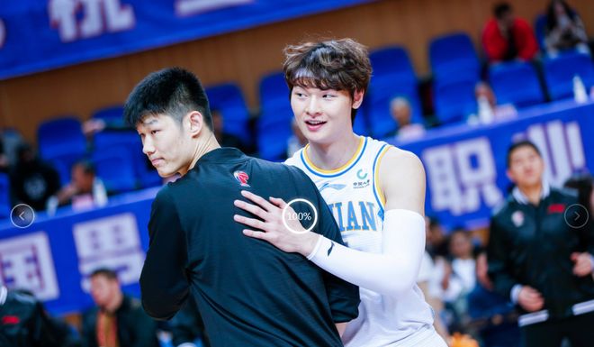 火箭鏖战尼克斯，胡金秋扛起全队