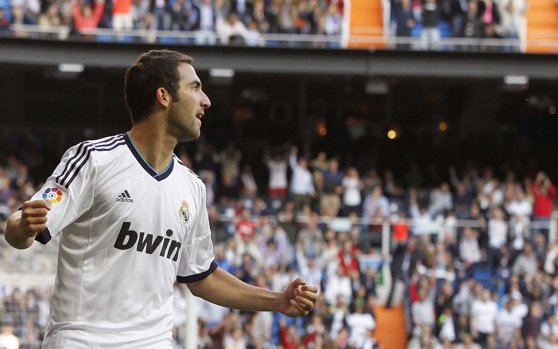 银绿风云变，阿斯顿马丁绝地逆转，诺里斯烈火燃赛道