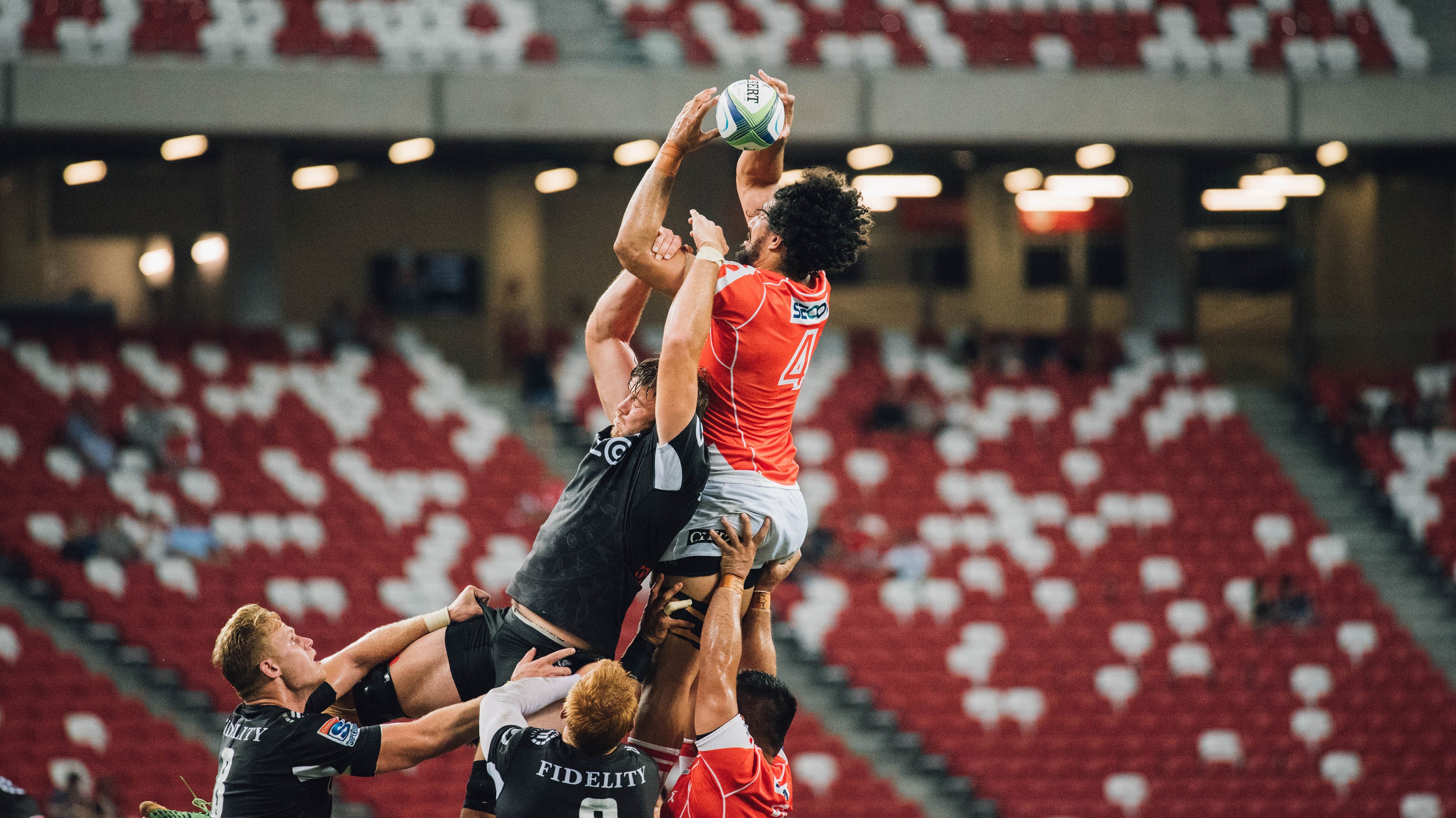 绿茵场的双重奏，当卢卡库的阴影笼罩，喀麦隆利刃斩落蓝鹰之翼